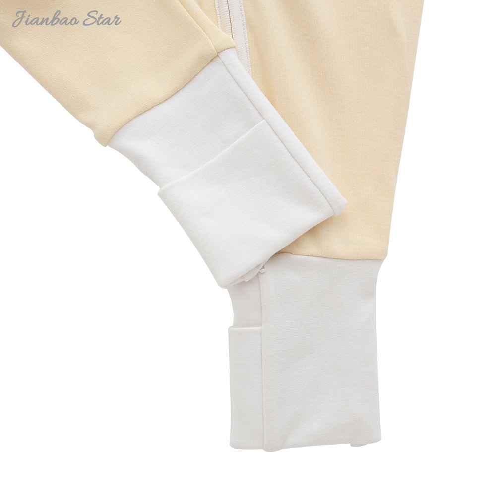 Neugeborene Babykleidung