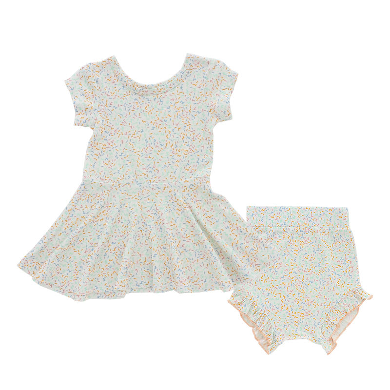 ropa de bebé y niño pequeño