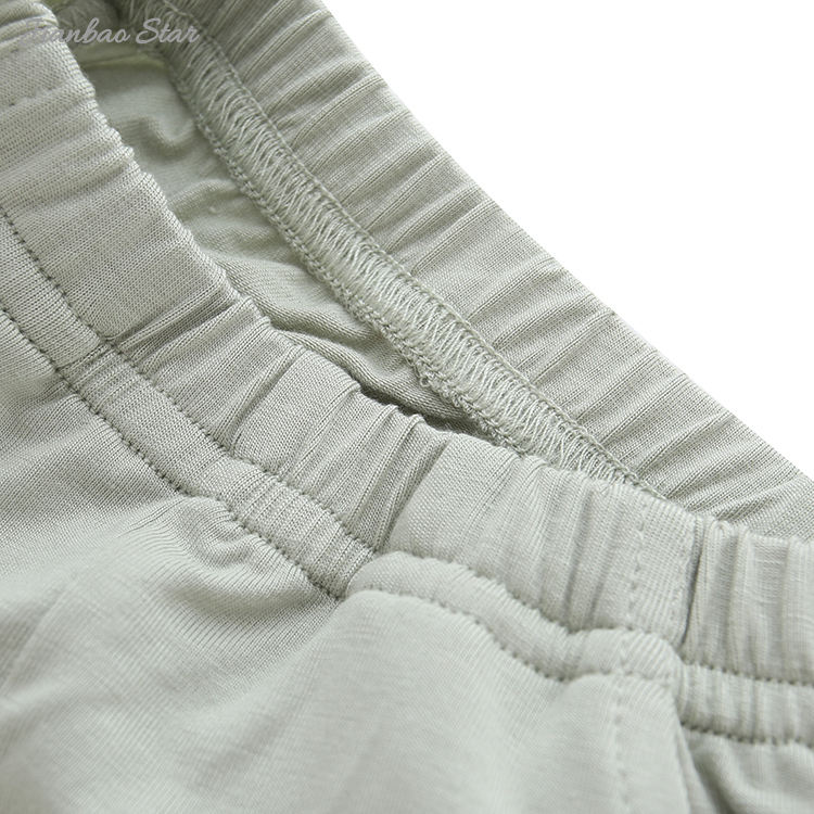 menino ajusta roupas