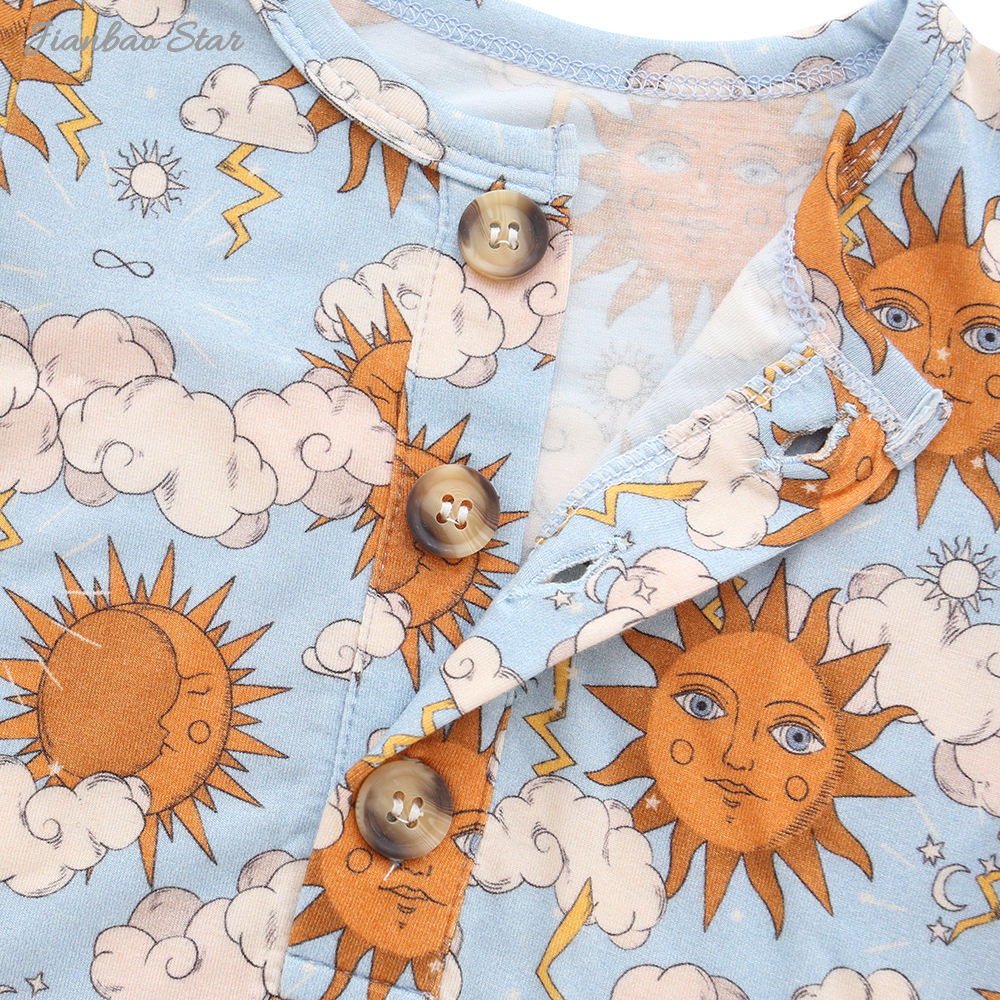 Baby Junge stellt Kleidung ein